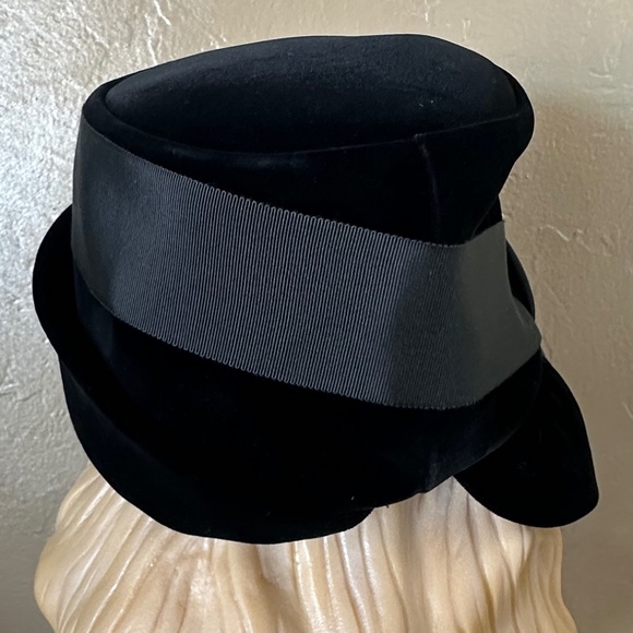 STYLISH VINTAGE BLACK VELVET RETRO CLOCHE - GROSGRAIN BAND + LARGE JEWEL HATPIN main image 11